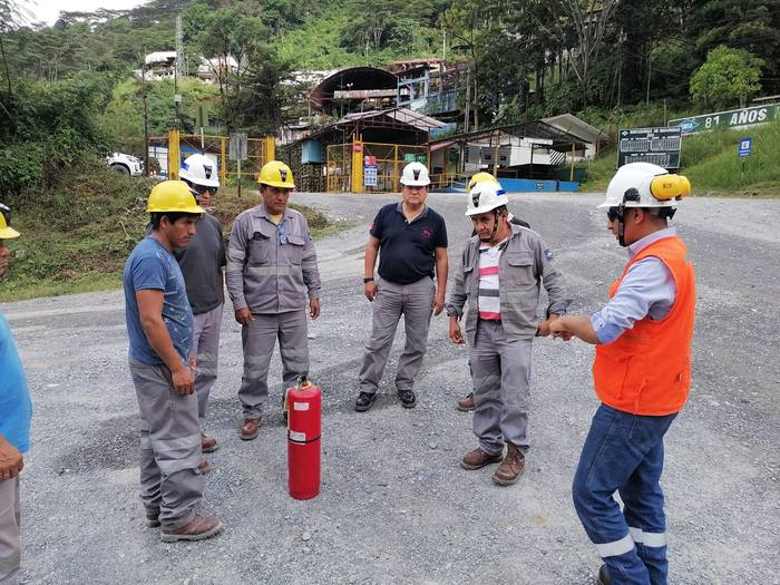 Instructor con extintor